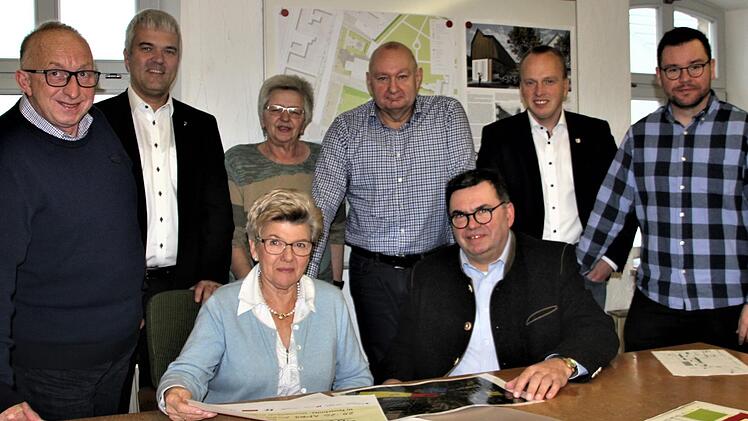 Sie freuen sich schon auf die Rennsteigmesse, die Bürgermeister (sitzend) Gabi Weber und Peter Klinger sowie (stehend) Organisator Edgar Rebhan, die Bürgermeister Timo Ehrhardt, Karin Ritter, Peter Ebertsch, Thomas Löffler und Mitorganisator und Verwaltungsangestellter Uwe Thoma. Foto: Veronika Schadeck
