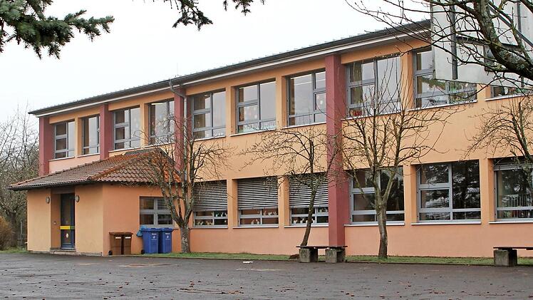 An der Grundschule in Kirchlauter soll der Pausenhof umgestaltet werden. Dazu gibt es noch Diskussionsbedarf, wie im Grundschulverband verlautete.  Foto: Günther Geiling