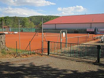 Ein passables Vereinsheim nebst sanierter Halle und gepflegten Spielfeldern ist das Aushängeschild des TC Hammelburg. Neue Mitglieder sind hier willkommen.