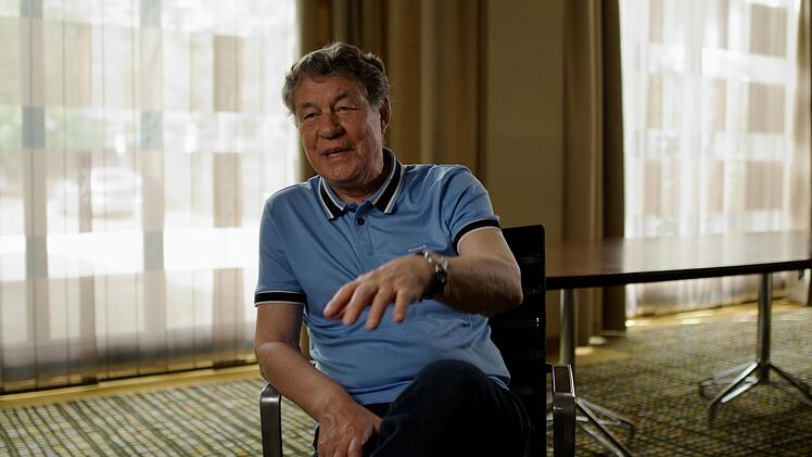 Sein erster großer Trainer und väterlicher Freund: Otto Rehagel, mittlerweile 87 Jahre alt, überzeugte den jungen Rudi Völler damals vom Projekt Werder Bremen. Dort reifte der junge Stürmer zwischen 1982 und 1987 zum Bundesliga-Torjäger und Weltklase-Fußballer.