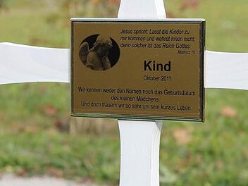 Als das Kind vor fast einem Jahr in Walsdorf beerdigt wurde, suchte die  Polizei noch fieberhaft nach seiner Mutter. Heute wurde sie vom Landgericht Bamberg verurteilt. Foto: Michael Gründel/Archiv