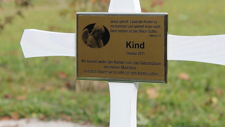Als das Kind vor fast einem Jahr in Walsdorf beerdigt wurde, suchte die  Polizei noch fieberhaft nach seiner Mutter. Heute wurde sie vom Landgericht Bamberg verurteilt. Foto: Michael Gründel/Archiv
