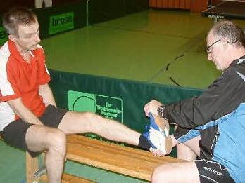 Beinahe wäre es aus dem zweifachen Titelgewinn für Klaus Woitzik von der DJK/TSV Rödental (links) nichts geworden. Doch konnte er nach einer Behandlung durch seines Doppelpartner Michael Kurzendörfer weitermachen und sich in der Altersklasse 50 beide Bezirkstitel sichern. - Auch im Doppel wurde das Duo der DJK/TSV Rödental Bezirksmeister.