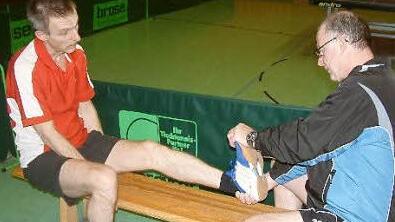 Beinahe wäre es aus dem zweifachen Titelgewinn für Klaus Woitzik von der DJK/TSV Rödental (links) nichts geworden. Doch konnte er nach einer Behandlung durch seines Doppelpartner Michael Kurzendörfer weitermachen und sich in der Altersklasse 50 beide Bezirkstitel sichern. - Auch im Doppel wurde das Duo der DJK/TSV Rödental Bezirksmeister.