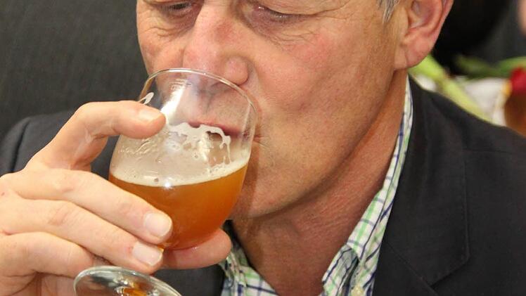 ... und Stadtrat Michael Pfitzner sind sich einig: Das Bier der Schüler schmeckt nach mehr.