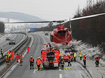 Mit dem Rettungshubschrauber wurde ein 55-jähriger Mann mit schweren Kopfverletzungen am Samstag eine Spezialklinik nach Erlangen geflogen, nachdem er auf der A 73 zwischen Ebensfeld und Zapfendorf verunglückt war. Fotos: Frank Spitzenpfeil