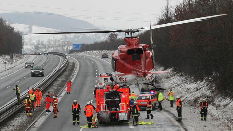 Mit dem Rettungshubschrauber wurde ein 55-jähriger Mann mit schweren Kopfverletzungen am Samstag eine Spezialklinik nach Erlangen geflogen, nachdem er auf der A 73 zwischen Ebensfeld und Zapfendorf verunglückt war. Fotos: Frank Spitzenpfeil