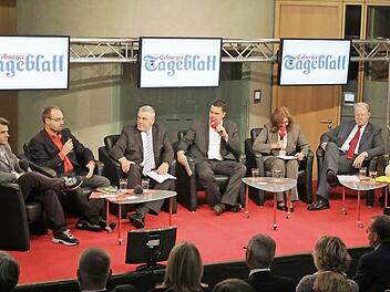 René Hähnlein (Linke), Manuel Dethloff (Grüne) und Norbert Tessmer (SPD, von links) sowie Ulrich Herbert (FDP) und Hans Michelbach (CSU, von rechts) stellten sich den Fragen der Moderatoren Simone Bastian ("Coburger Tageblatt") und Thomas Apfel (Radio Eins). Foto: Albert Höchstädter