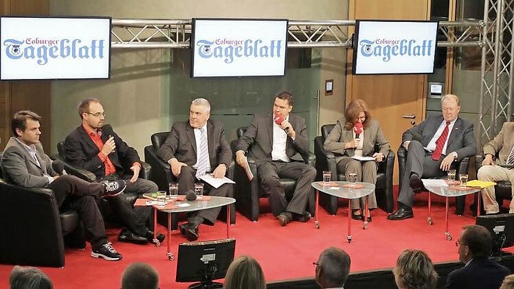 René Hähnlein (Linke), Manuel Dethloff (Grüne) und Norbert Tessmer (SPD, von links) sowie Ulrich Herbert (FDP) und Hans Michelbach (CSU, von rechts) stellten sich den Fragen der Moderatoren Simone Bastian ("Coburger Tageblatt") und Thomas Apfel (Radio Eins). Foto: Albert Höchstädter
