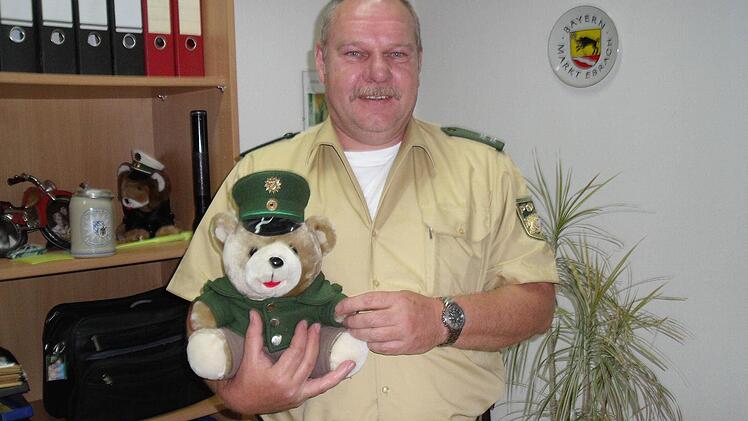 Bevor Winfried Kram zum ihm kam, war der Polizei-Bär Manfred Kräupls "Gesprächspartner".  Foto: Anette Schreiber
