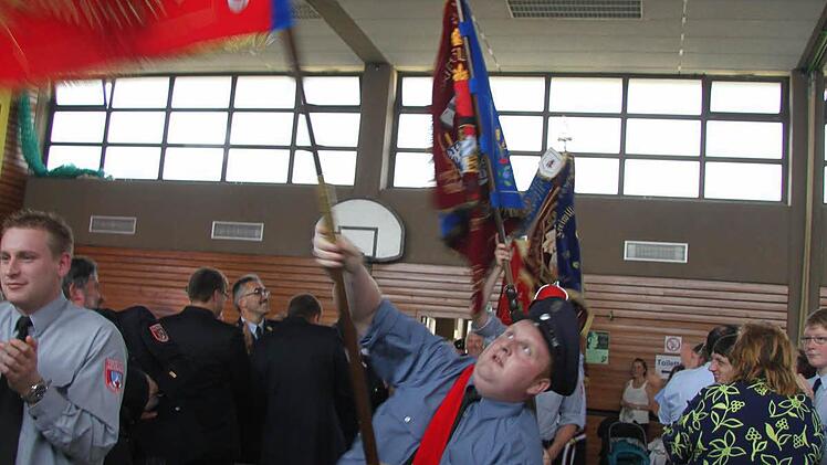 Unter großem Applaus schwenkten die Floriansjünger die Fahnen.Foto: Sonja Adam
