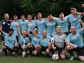 Zum ersten Mal darf sich der FC Poppenroth Bad Kissinger Fußball-Stadtmeister nennen. Unser Siegerbild zeigt (hinten, von links) Trainer Jochen Wehner, Kevin Hartmann, Hendrik Stichler, Daniel Metz, Heiko Hellmuth, Frederic Strauch, Philipp Kröckel und Spielführer Nikolas Wehner sowie (vorne, von links) Anu-In Bamrumnok, Dominik Schlereth, Marcel Metz, Michael Metz, Alexander Kiep und Alexander Metz.  Foto: Hopf