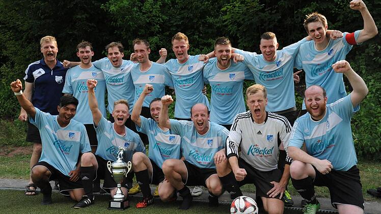 Zum ersten Mal darf sich der FC Poppenroth Bad Kissinger Fußball-Stadtmeister nennen. Unser Siegerbild zeigt (hinten, von links) Trainer Jochen Wehner, Kevin Hartmann, Hendrik Stichler, Daniel Metz, Heiko Hellmuth, Frederic Strauch, Philipp Kröckel und Spielführer Nikolas Wehner sowie (vorne, von links) Anu-In Bamrumnok, Dominik Schlereth, Marcel Metz, Michael Metz, Alexander Kiep und Alexander Metz.  Foto: Hopf