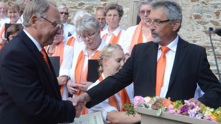 Frieder Apel (links) wurde in Dank und Anerkennung seiner 30- jährigen Chorleitertätigkeit eine Urkunde und ein Präsent durch Vorsitzenden Heinrich Hollederer überreicht.