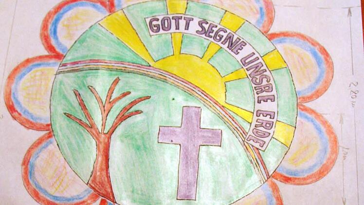 Schon Monate vor dem Fronleichnamsfest machte sich Gabriele Titze Gedanken und fertigte Muster an. Foto: Sonny Adam