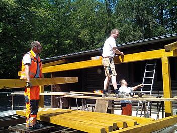 Schreinerarbeiten, wie hier der Anbau eines Vordaches am Zeltplatz Reutersbrunn, werden von Thomas Holzheid, Franz Dorsch und Rainer Müller vorgenommen. Foto: Christian Raehse, Bauhof Ebern