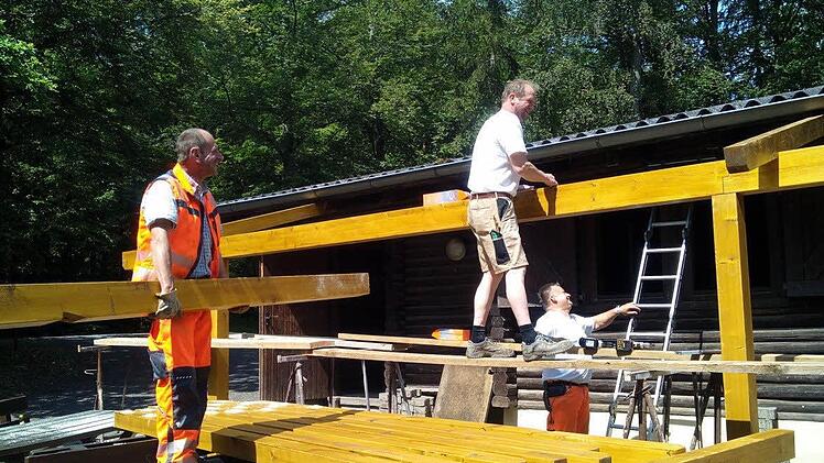 Schreinerarbeiten, wie hier der Anbau eines Vordaches am Zeltplatz Reutersbrunn, werden von Thomas Holzheid, Franz Dorsch und Rainer Müller vorgenommen. Foto: Christian Raehse, Bauhof Ebern