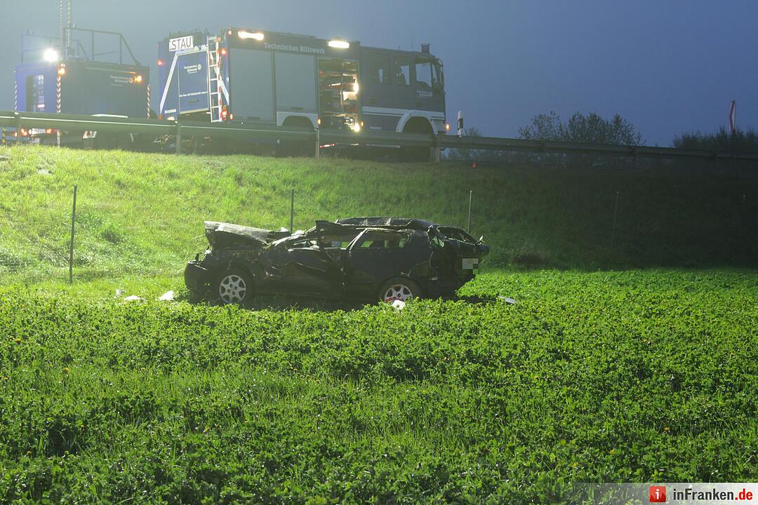 Starkregen sorgt für Abflug: Nissan schießt von Autobahn und landet drei Meter tiefer im Graben - Wagen überschlägt sich auf einer Strecke von 120 Metern mehrfach – Nissan bleibt völlig deformiert auf Wiese liegen – Fahrer eingeklemmt und schwerst verletzt – Polizei sucht nach Unfallzeugen