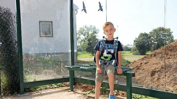 Da durch die Baustelle das Schulbushäuschen derzeit nicht angefahren werden kann, sammelt der Bus die Kinder vor der Absperrung ein.