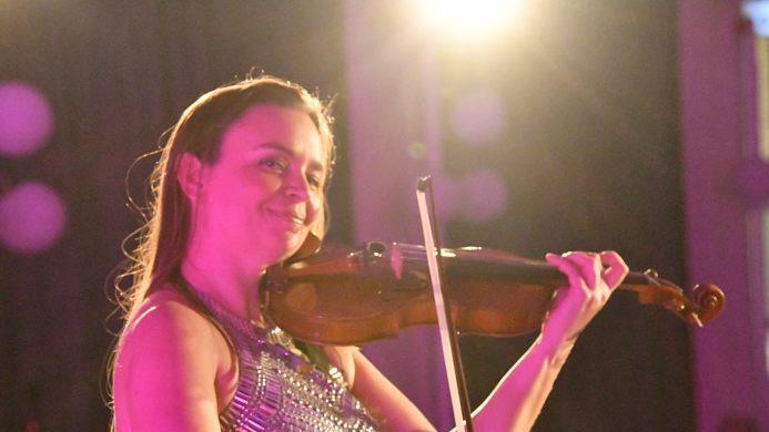 Sie spielte sich im wahrsten Sinn des Wortes in die Herzen der Konzerbesucher im Kursaal von Bad Bocklet: Kim Leonores auf der Violine. Foto: Hanns Friedrich