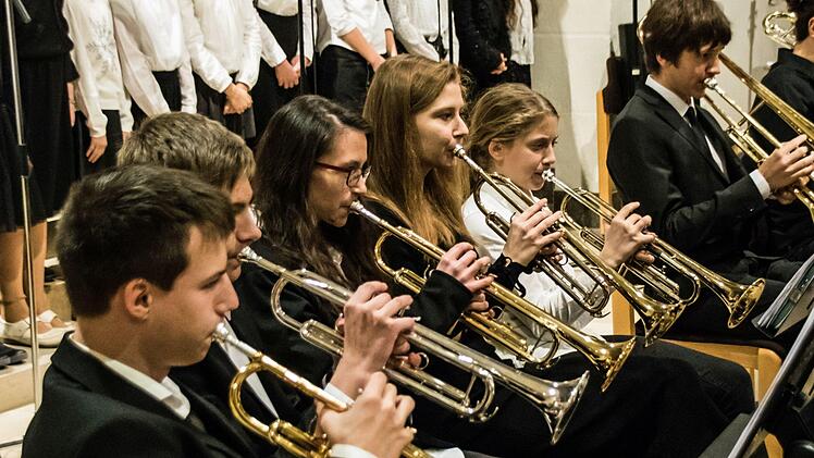 Zahlreiche Mitwirkende gestalteten die konzertante Weihnachtsfeier  des Casimirianums in St. Moriz - vom Vororchester bis zu den CaSingers und den CaSinfonikern unter der Leitung von Hans-Jürgen Hofmann.Foto: Jochen Berger