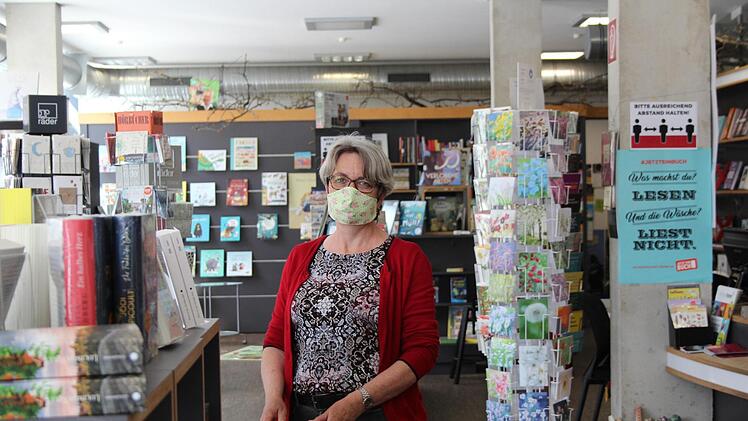 Mundschutz ist nun auch in der B&uuml;cherstube f&uuml;r die Mitarbeiterinnen ein st&auml;ndiges Accessoire.