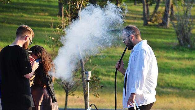 Personen beim Rauchen einer Shisha