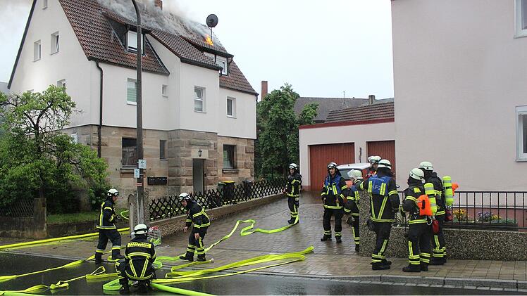 Cadolzburg: Blitzeinschlag in Einfamilienhaus - "Flammen schlugen aus Dach"