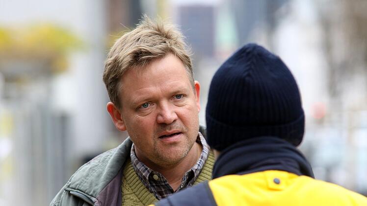Sven Döring (Justus von Dohnányi) bedroht Mariam Sert (Vicky Krieps), die den schweren Verkehrsunfall seines Sohnes gemeldet hat. Er behauptet allerdings, sie sei die Fahrerin gewesen.