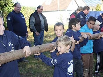 Der Nachwuchs war ebenso wie die Großen fleißig beim Kinderbaumaufstellen in Medbach.  Foto: Sonja Werner