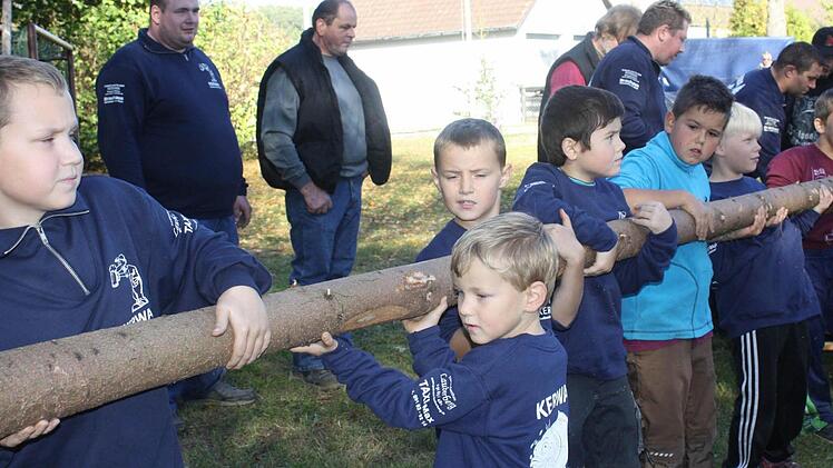 Der Nachwuchs war ebenso wie die Großen fleißig beim Kinderbaumaufstellen in Medbach.  Foto: Sonja Werner