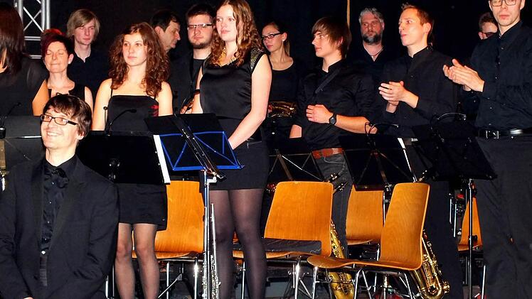 Dirigent Thomas Nees (vorne) und die Musikerinnen und Musiker des Blasorchesters Sand konnten stolz sein auf ihre großartigen Leistungen beim "House of Music". Foto: Alfons Beuerlein