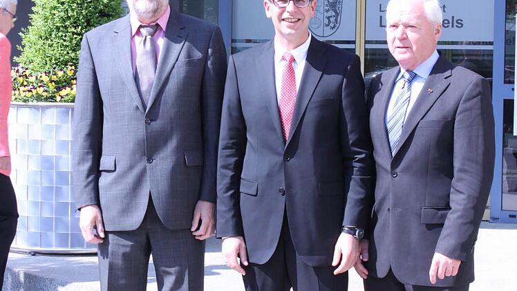 Vertrauensbeweis für die beiden Stellvertreter des Landrats, links Hans Peter Marx (SPD), rechts Helmut Fischer (CSU), die beide mit 41 Stimmen gewählt wurden. Landrats Christian Meißner (Mitte) hatte sie vorgeschlagen.