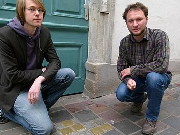 Daniel Dorsch (rechts) und Andreas Ullmann koordinieren für die Willy-Aron-Gesellschaft die Verlegung der Stolpersteine in Bamberg. Foto: Marion Krüger -Hundrup