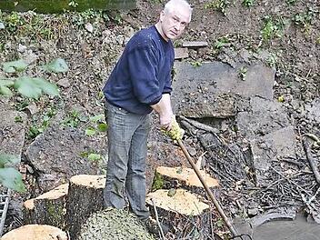 Michael Mauer aus Hollstadt ist mehr als nur verärgert. Ein Biber hat ihm einen Schaden von mindestens 10 000 Euro zugefügt. Erst nach langen Verhandlungen durfte der zwei Meter hohe Biberdamm geöffnet werden, damit das Wasser abfließen konnte. Fotos: Hanns Friedrich