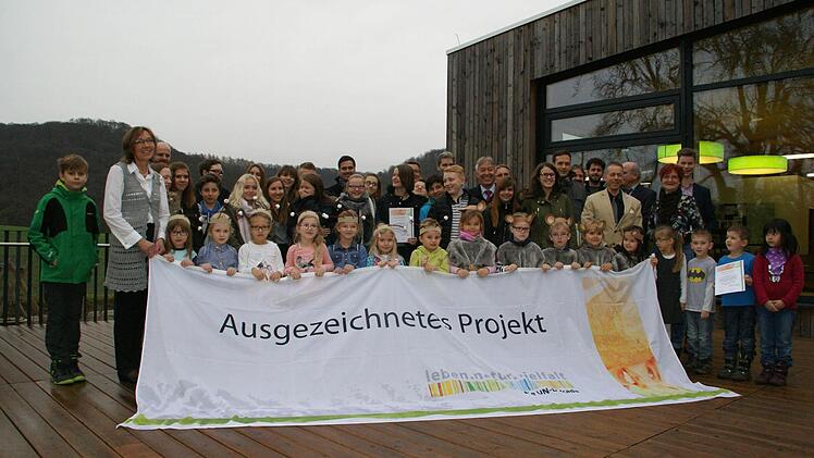 Über die Auszeichnung als Projekt der UN-Dekade Biologische Vielfalt freuten sich mit den Projektpartnern auch politische Vertreter aus der Region Steigerwald, neben MdL Dr. Otto Hünnerkopf auch Schweinfurts stellvertretender Landrat Florian Töpper und der stellvertretende Landrat des Landkreises Haßberge Oskar Ebert.