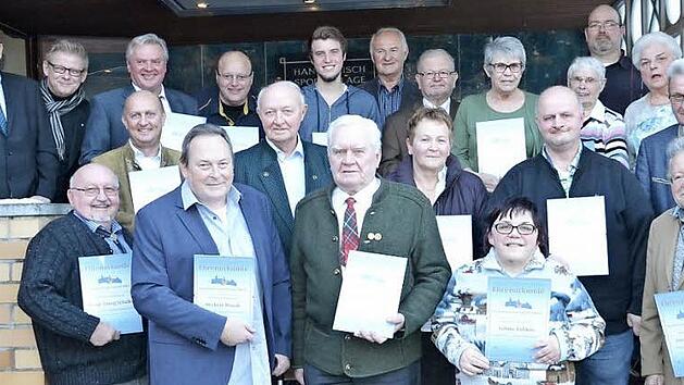 Die langjährigen Mitglieder mit Friedrich Melcher (65 Jahre Mitgliedschaft, Mitte vorn), Ehrenvorsitzendem Günther Brückner (vorne rechts), dem Zweiten Vorsitzenden Klaus Konrad (hinten links) und Dritten Bürgermeister Frank Wilzok (daneben) Fotos: Uschi Prawitz
