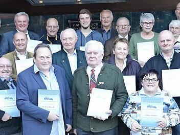 Die langj&auml;hrigen Mitglieder mit Friedrich Melcher (65 Jahre Mitgliedschaft, Mitte vorn), Ehrenvorsitzendem G&uuml;nther Br&uuml;ckner (vorne rechts), dem Zweiten Vorsitzenden Klaus Konrad (hinten links) und Dritten B&uuml;rgermeister Frank Wilzok (daneben) Fotos: Uschi Prawitz