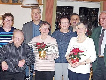 Ehrungen und Neuwahlen gab es beim VdK Wilhelmsthal. Leider fand sich kein Nachfolger für den Ortsvorsitzenden Elmar Wich (Zweiter von rechts). Mit im Bild sind Pfarrer Sven Raube (links), Wilhelmsthals Dritter Bürgermeister Matthias Barnickel (Vierter von links) und Kreisvorsitzender Heinz Hausmann (rechts). Foto: Heike Schülein