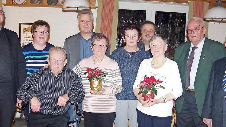 Ehrungen und Neuwahlen gab es beim VdK Wilhelmsthal. Leider fand sich kein Nachfolger für den Ortsvorsitzenden Elmar Wich (Zweiter von rechts). Mit im Bild sind Pfarrer Sven Raube (links), Wilhelmsthals Dritter Bürgermeister Matthias Barnickel (Vierter von links) und Kreisvorsitzender Heinz Hausmann (rechts). Foto: Heike Schülein