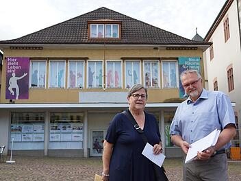 Elfriede Dickert und Ronald Höll sammelten im vergangenen Sommer Unterschriften gegen das Bürgerhaus. Nun beenden sie - zumindest öffentlich - ihren Kampf.  Foto: Archiv/Arkadius Guzy