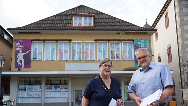 Elfriede Dickert und Ronald Höll sammelten im vergangenen Sommer Unterschriften gegen das Bürgerhaus. Nun beenden sie - zumindest öffentlich - ihren Kampf.  Foto: Archiv/Arkadius Guzy