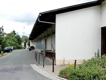 Die Bahnhofstraße mit dem ehemaligen Raiffeisengebäude (rechts) soll neu gestaltet und aufgewertet werden. Foto: Dieter Hübner