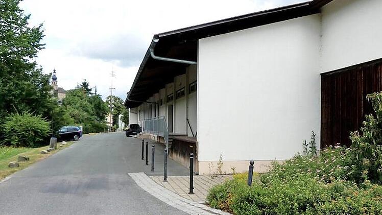 Die Bahnhofstraße mit dem ehemaligen Raiffeisengebäude (rechts) soll neu gestaltet und aufgewertet werden. Foto: Dieter Hübner
