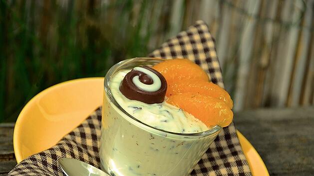 Herrencreme wird traditionell mit Schokoraspeln garniert, schmeckt aber auch mit Fr&uuml;chten hervorragend.