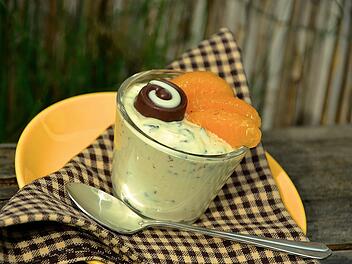 Herrencreme wird traditionell mit Schokoraspeln garniert, schmeckt aber auch mit Fr&uuml;chten hervorragend.