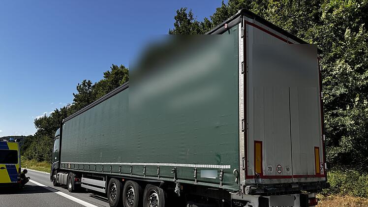 Tödlicher Verkehrsunfall: Auto kracht in Lastwagen