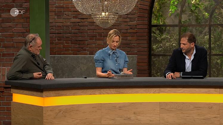 Julian Schmitz-Avila (rechts) schnappte sich die Zigarrendose letztlich f&uuml;r glatte 1.000 Euro.