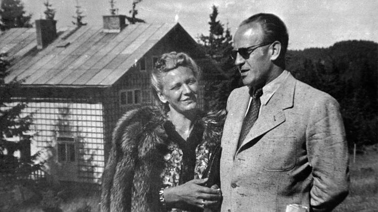 Emilie und Oskar Schindler haben gemeinsam etwa 1.200 Juden durch Aufnahme in ihre Fabriken das Leben gerettet.