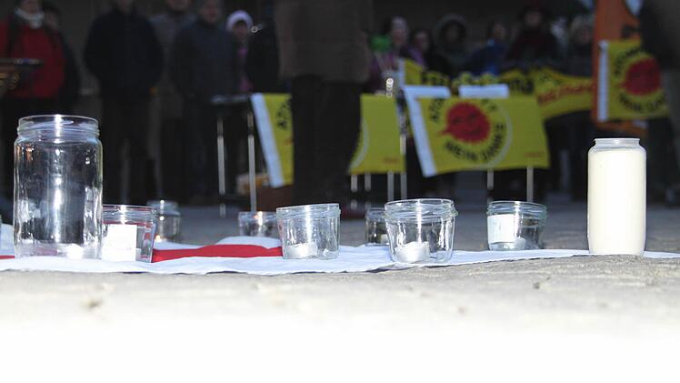 Kerzen zum Gedenken an die OPFER